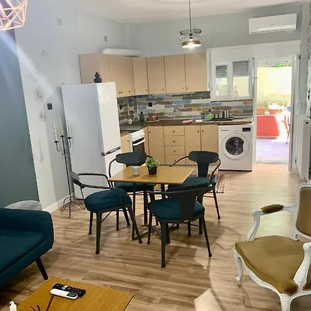 Modern And Spacious /5min Walk To The Center Apartment *