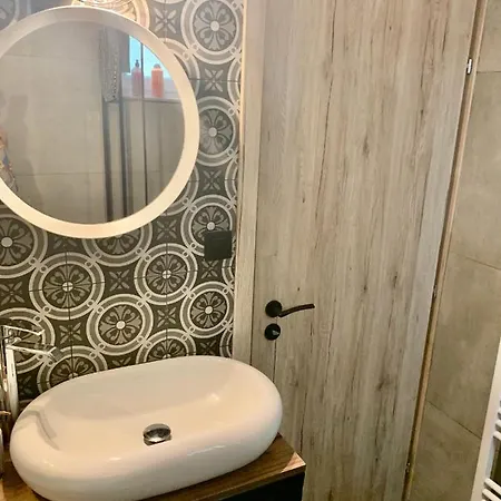 Modern And Spacious /5min Walk To The Center Apartment *